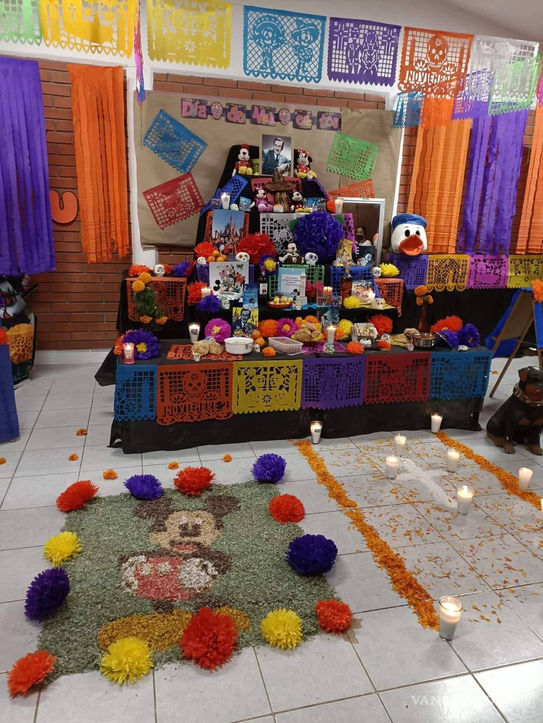 $!¿Ya viste estos altares en Saltillo? Dedicados a familiares, Walt Disney, Juan Gabriel, Cri-Cri y más (Fotos)