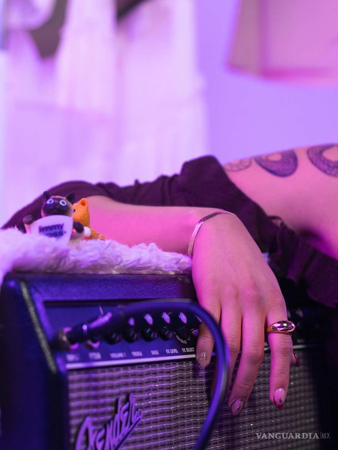 $!“Lo que tenías que escuchar” es el primer EP de La Marlu, un worldly  íntimo de cinco canciones que retratan su evolución philharmonic  y emocional.