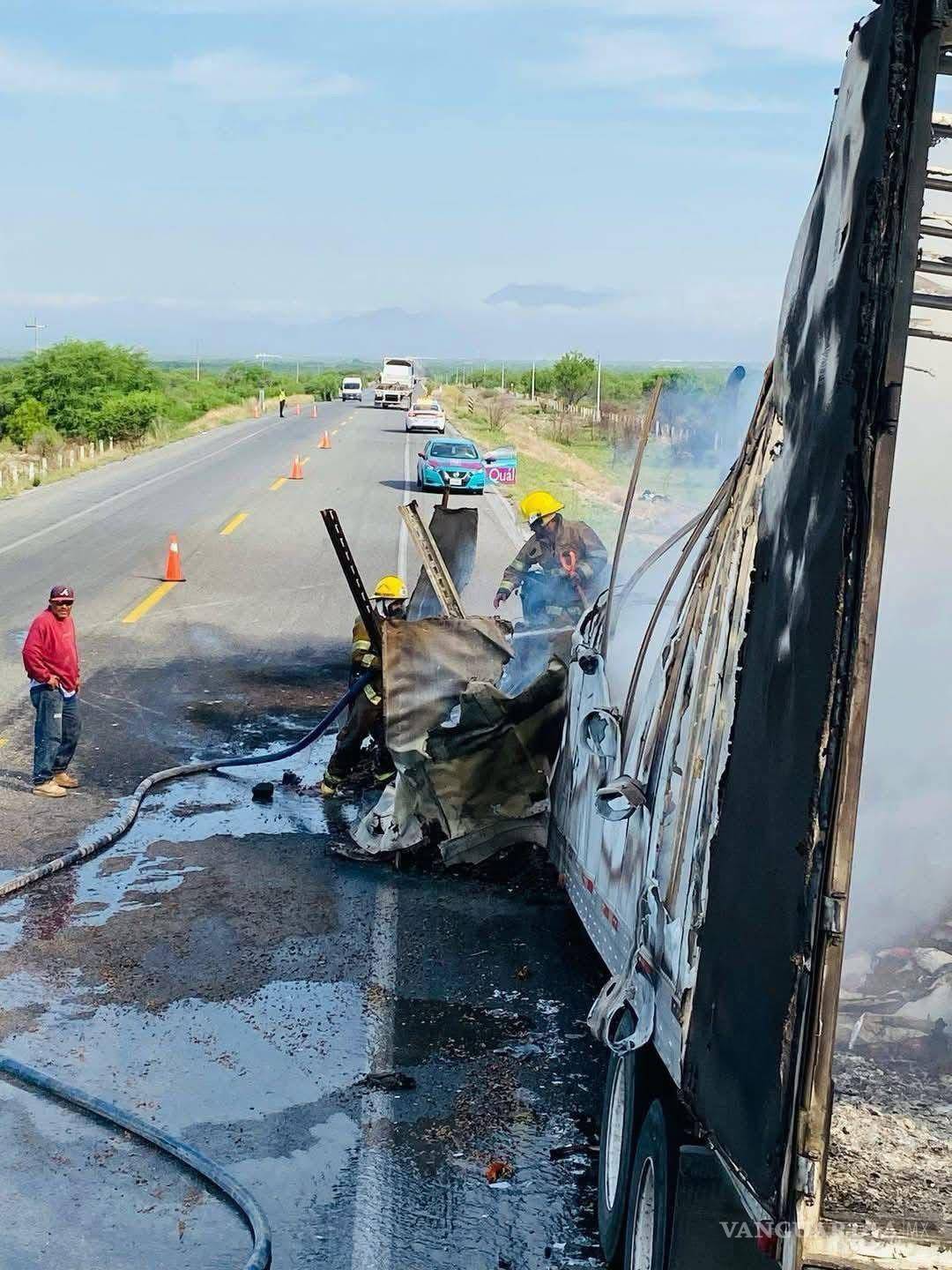 $!Las llamas envolvieron la unidad pesada hasta dejarla completamente destruida.