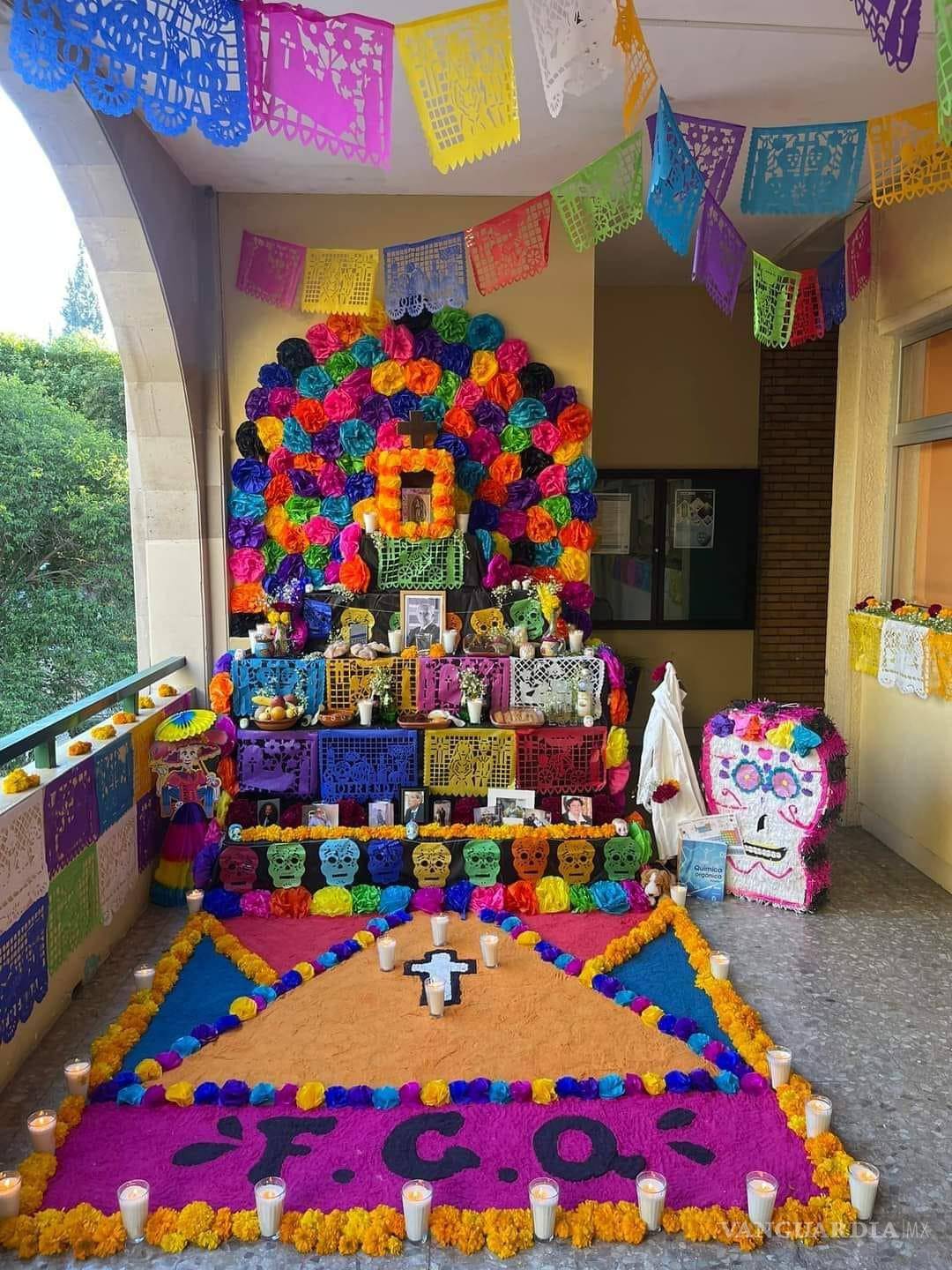 $!¿Ya viste estos altares en Saltillo? Dedicados a familiares, Walt Disney, Juan Gabriel, Cri-Cri y más (Fotos)