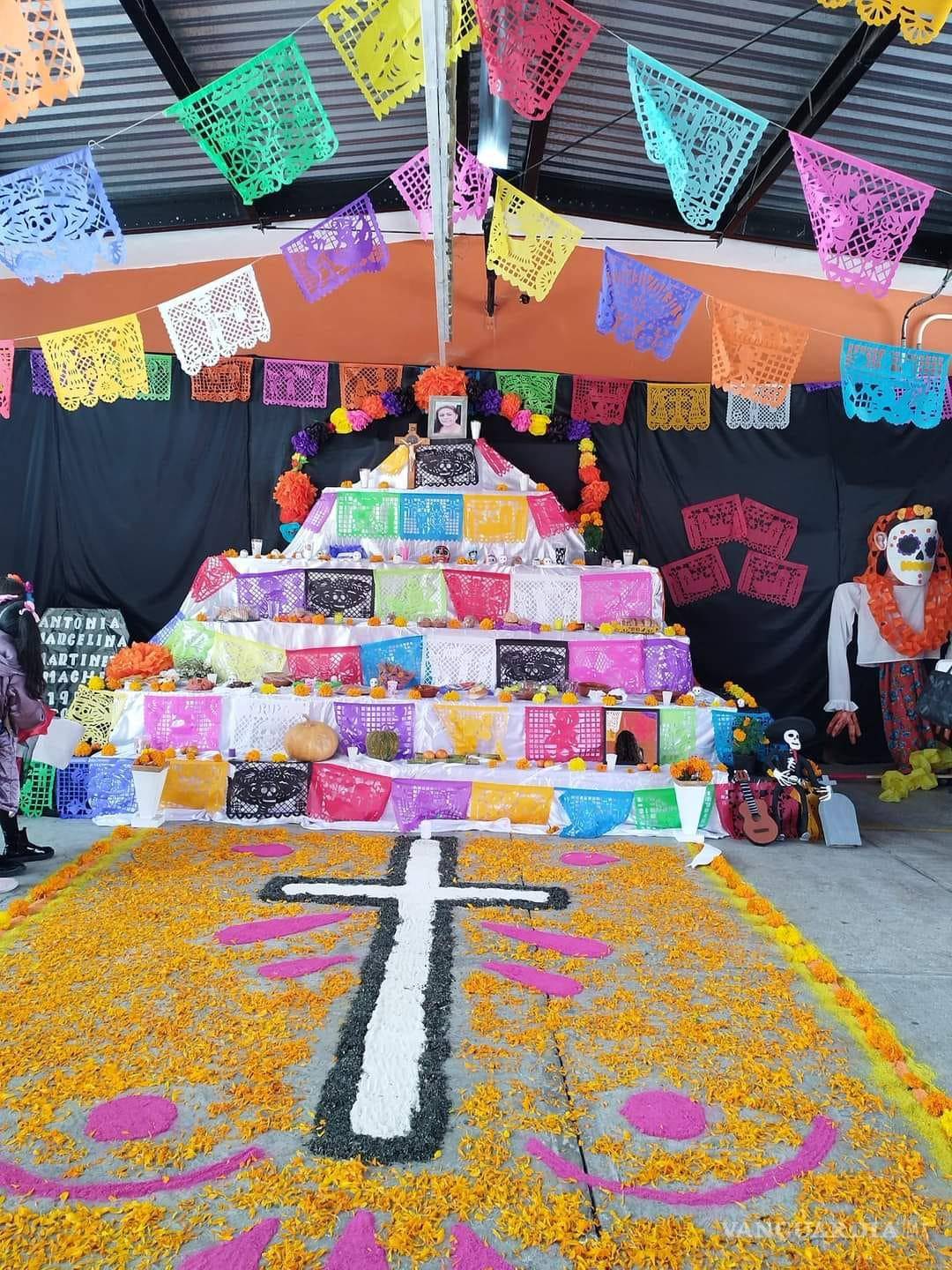 $!¿Ya viste estos altares en Saltillo? Dedicados a familiares, Walt Disney, Juan Gabriel, Cri-Cri y más (Fotos)