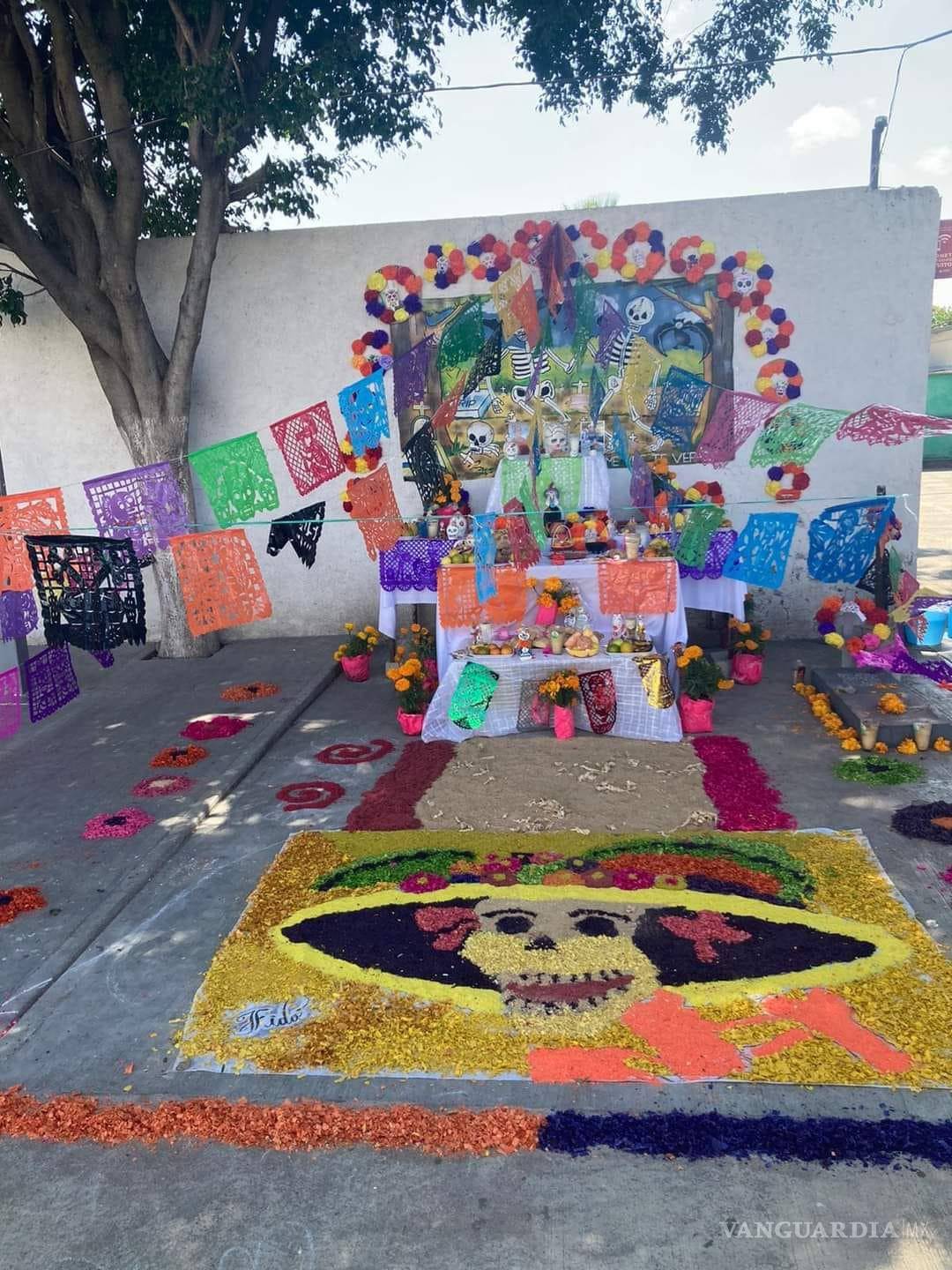 $!¿Ya viste estos altares en Saltillo? Dedicados a familiares, Walt Disney, Juan Gabriel, Cri-Cri y más (Fotos)