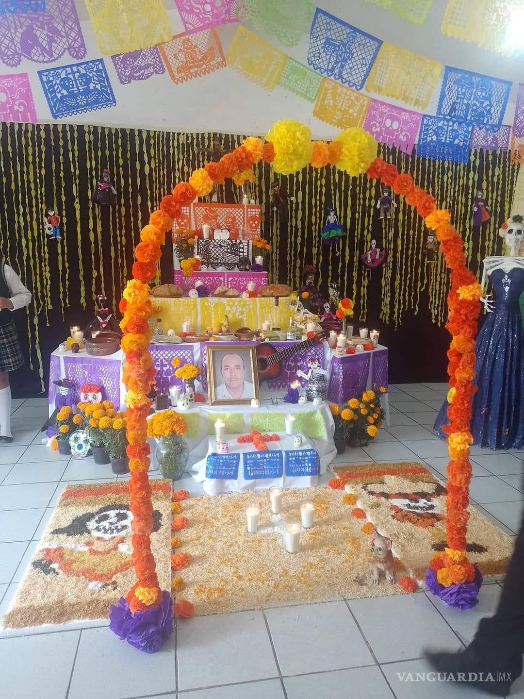 $!¿Ya viste estos altares en Saltillo? Dedicados a familiares, Walt Disney, Juan Gabriel, Cri-Cri y más (Fotos)