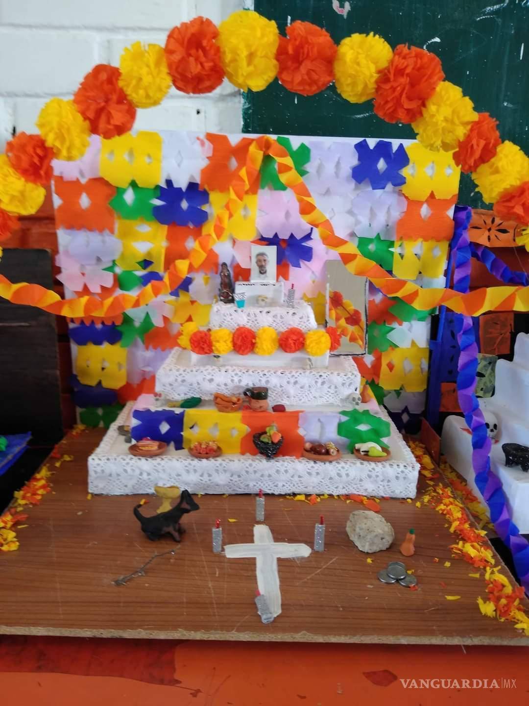 $!¿Ya viste estos altares en Saltillo? Dedicados a familiares, Walt Disney, Juan Gabriel, Cri-Cri y más (Fotos)