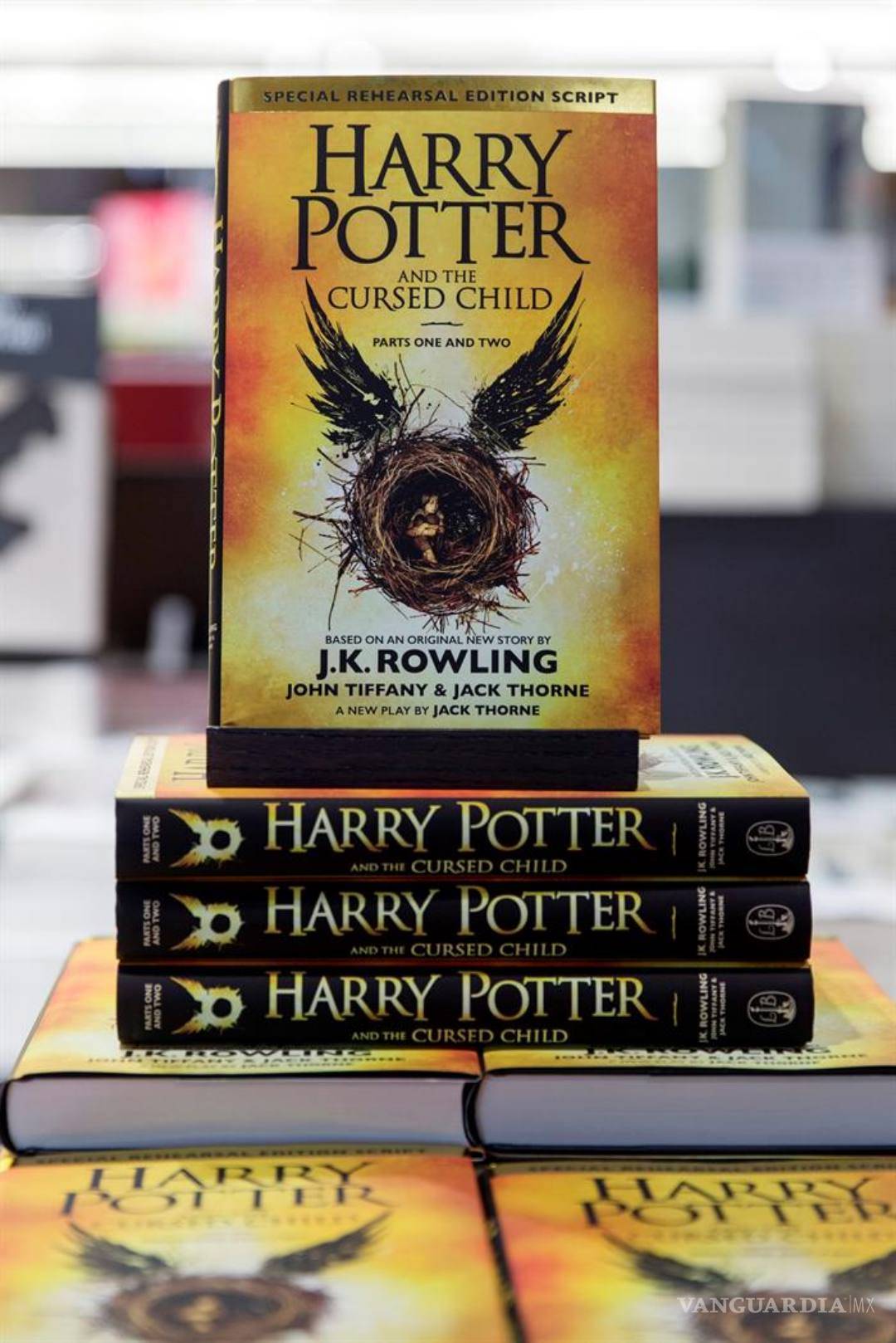 $!Cientos de fans compran el libro "Harry Potter and the Cursed Child"