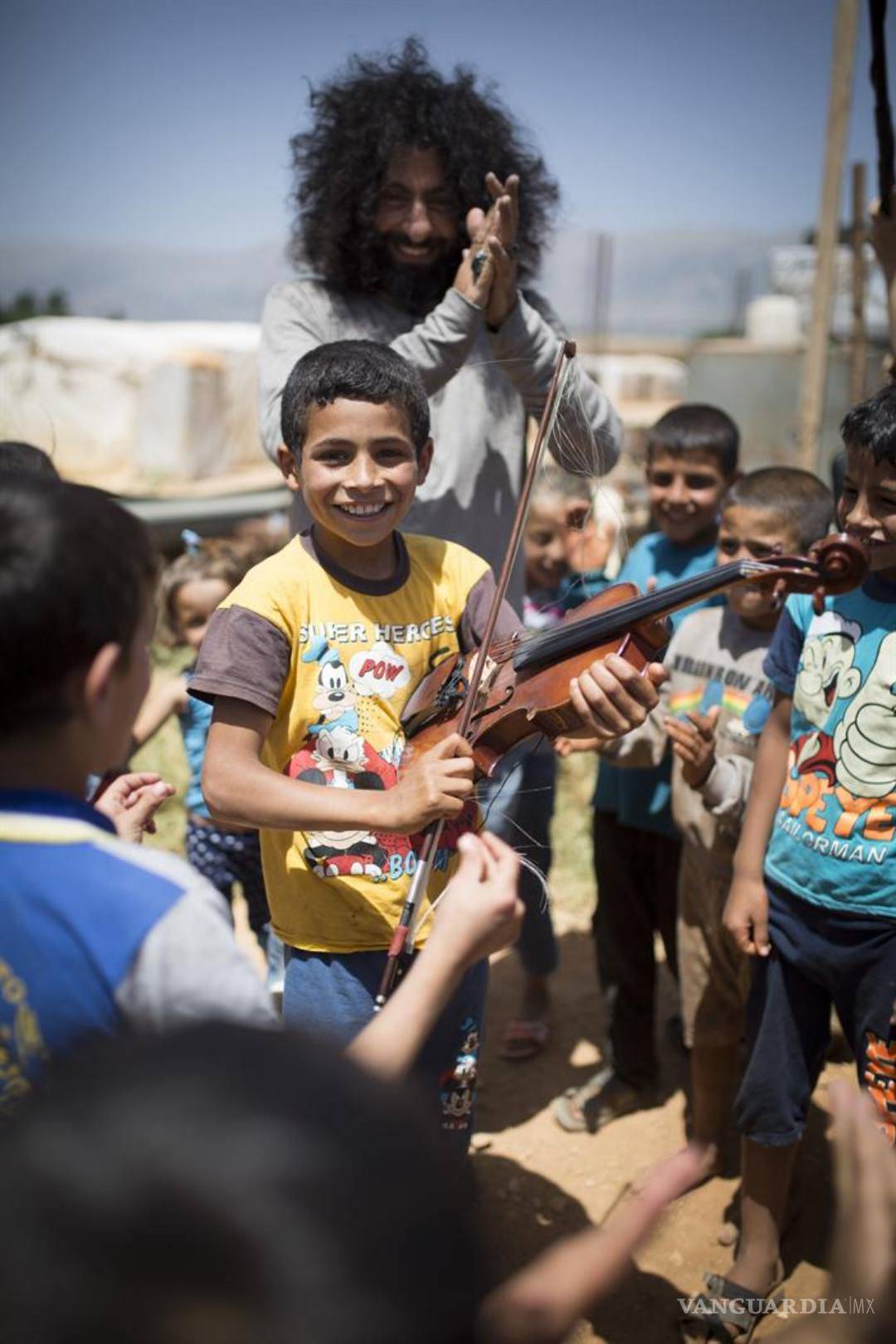 $!"No basta con dar de comer a refugiados, hay que darles un futuro”: Malikian