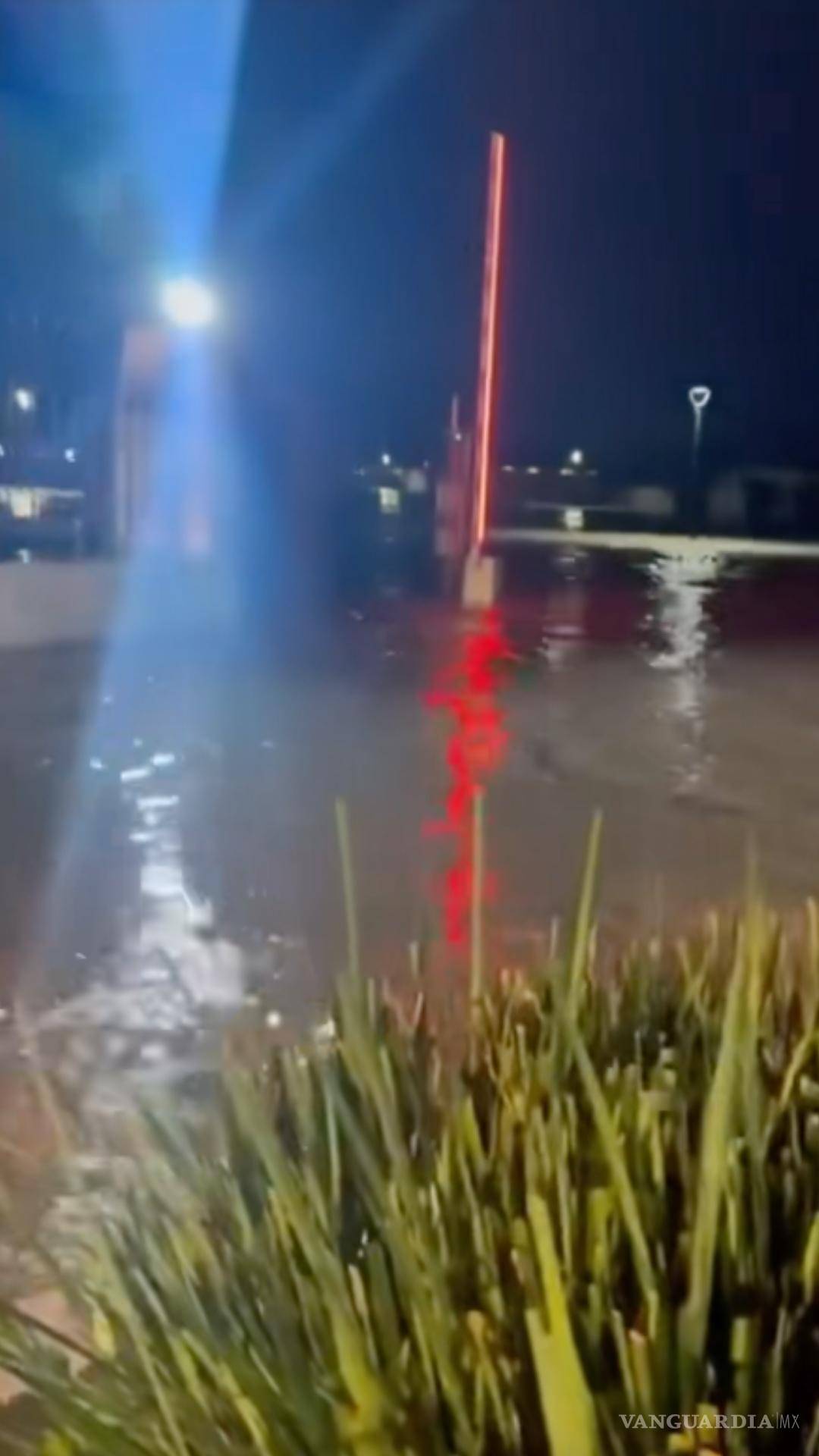 $!El agua acumulada por la tormenta causó estragos en fraccionamientos del norte de Saltillo.