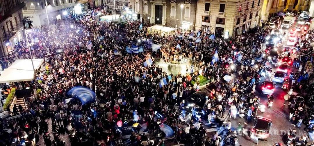 $!Nápoles olvida la sana distancia y llena sus calles tras ganar la Copa Italia (fotos)
