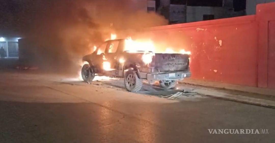 $!Vecinos del sector alertaron a las autoridades al detectar el vehículo incendiándose.