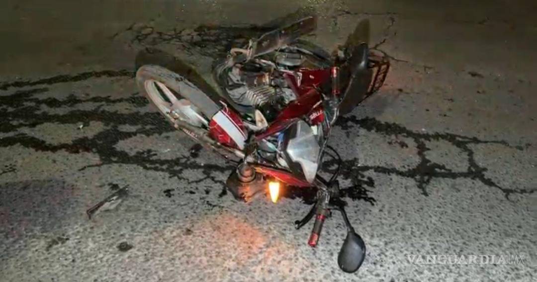 $!La motocicleta terminó con daños visibles luego de colisionar contra el costado del automóvil Mazda.
