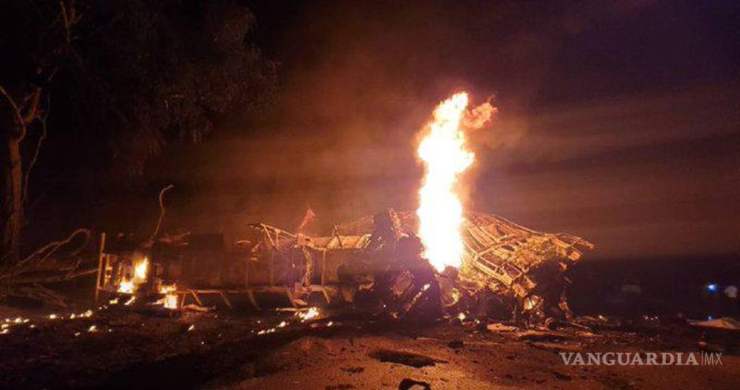 $!20 murieron calcinados tras choque de autobús con remolque, en Tamaulipas; la mayoría serían jornaleros