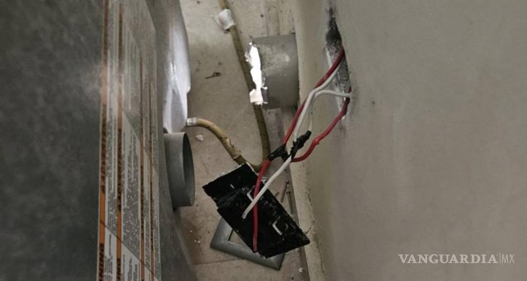 $!La extensión sobrecalentada fue la causa del cortocircuito y el pequeño incendio.