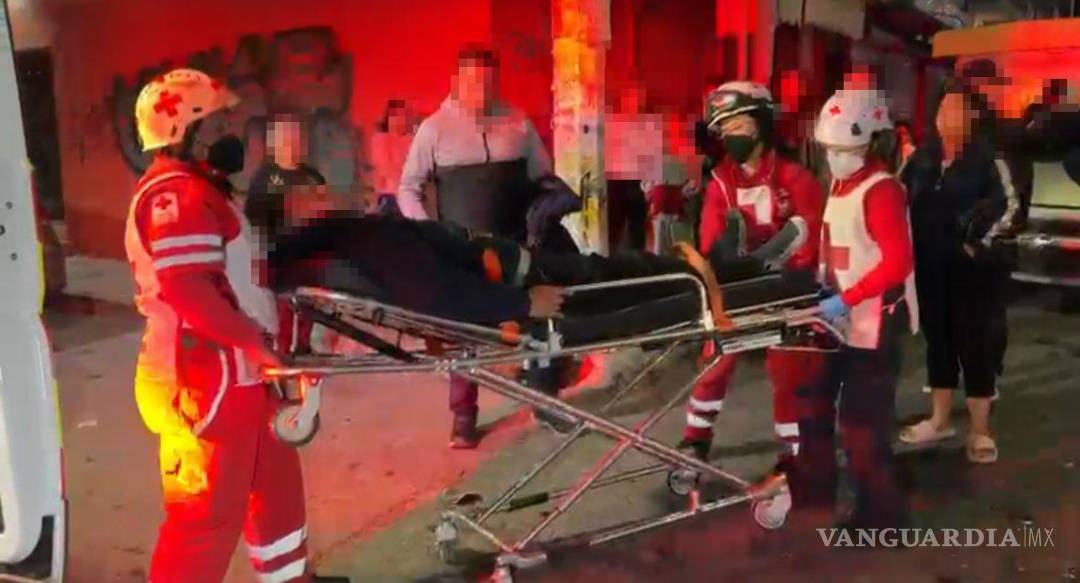 $!Paramédicos de la Cruz Roja brindaron atención prehospitalaria al motociclista lesionado tras el choque en la colonia Morelos.