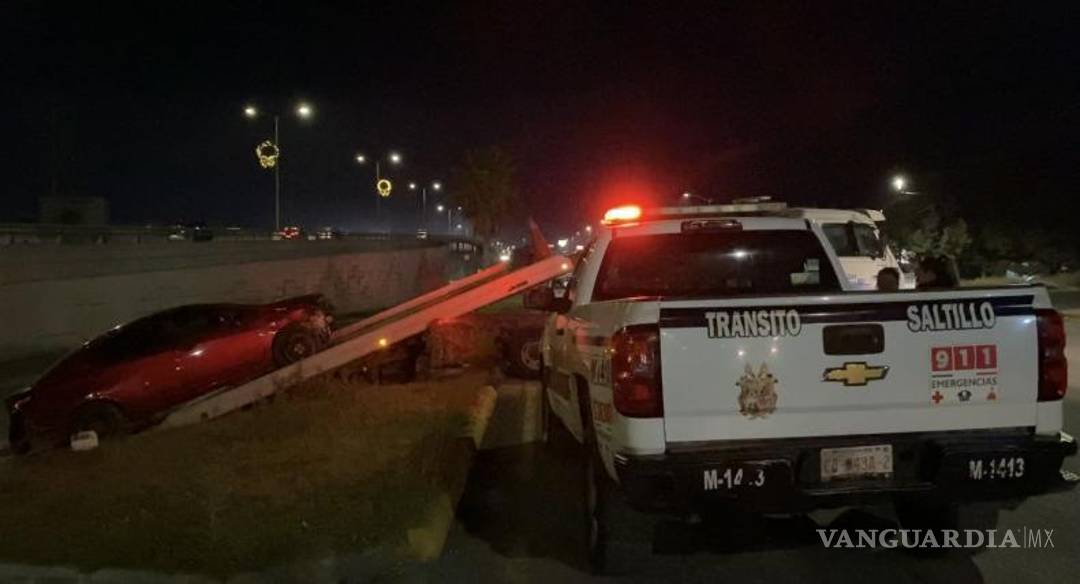 $!Elementos de Tránsito Municipal aseguran el área del accidente en el bulevar Fundadores.