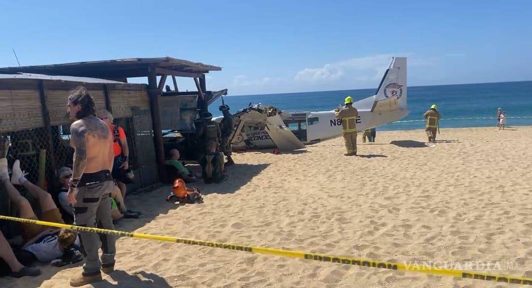 $!Avioneta aterrizó de emergencia en playa de Puerto Escondido; impactó una palapa, causando un muerto y cinco heridos