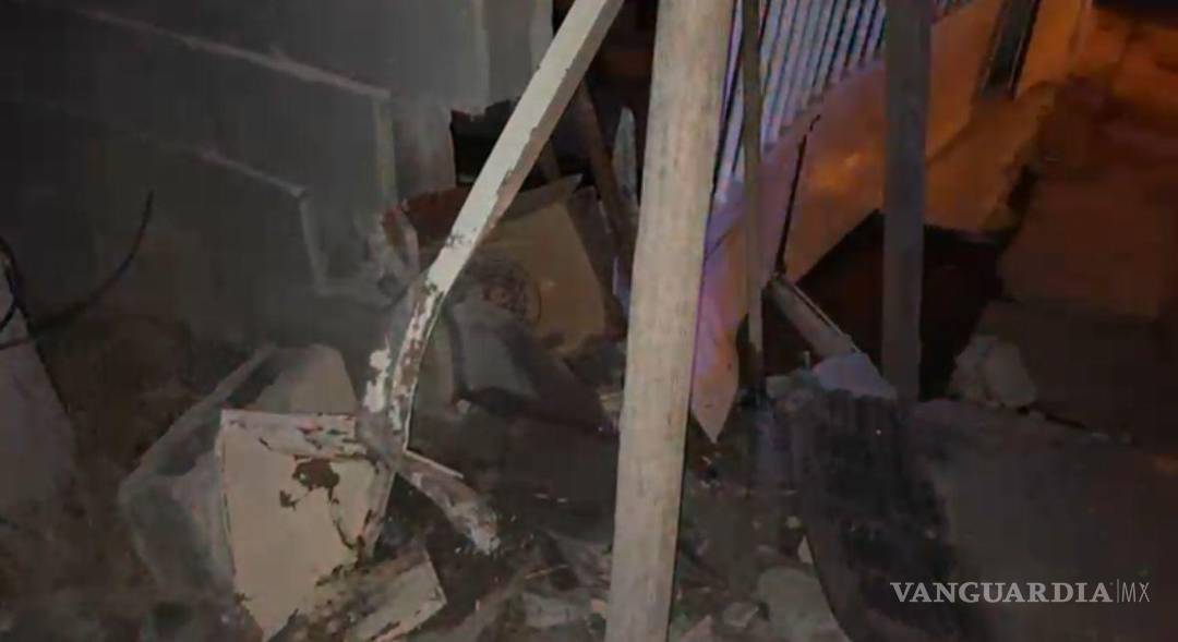 $!La propiedad afectada sufrió daños en su portón luego de que el conductor perdiera el control de la unidad.