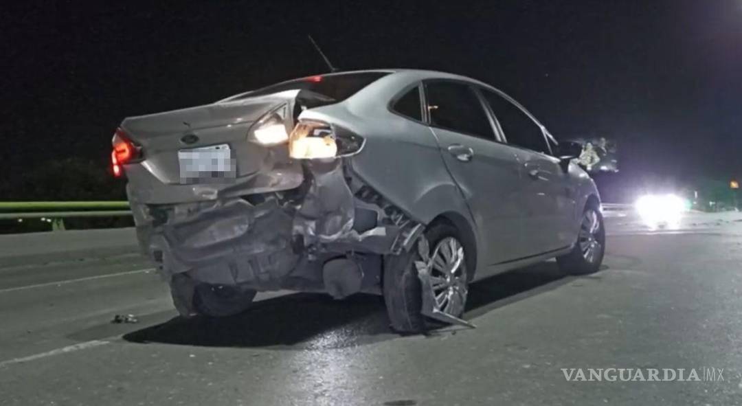 $!El Ford Fiesta quedó atravesado sobre el carril izquierdo tras el impacto registrado en el puente.