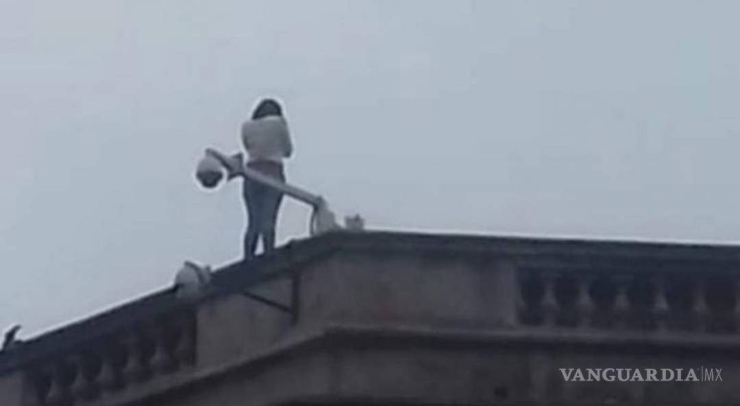 $!Mujer embarazada se suicidó lanzándose desde el balcón de un centro comercial