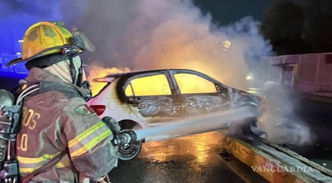 $!Bomberos de la estación 26 de Marzo atendieron el llamado de emergencia y controlaron el incendio.