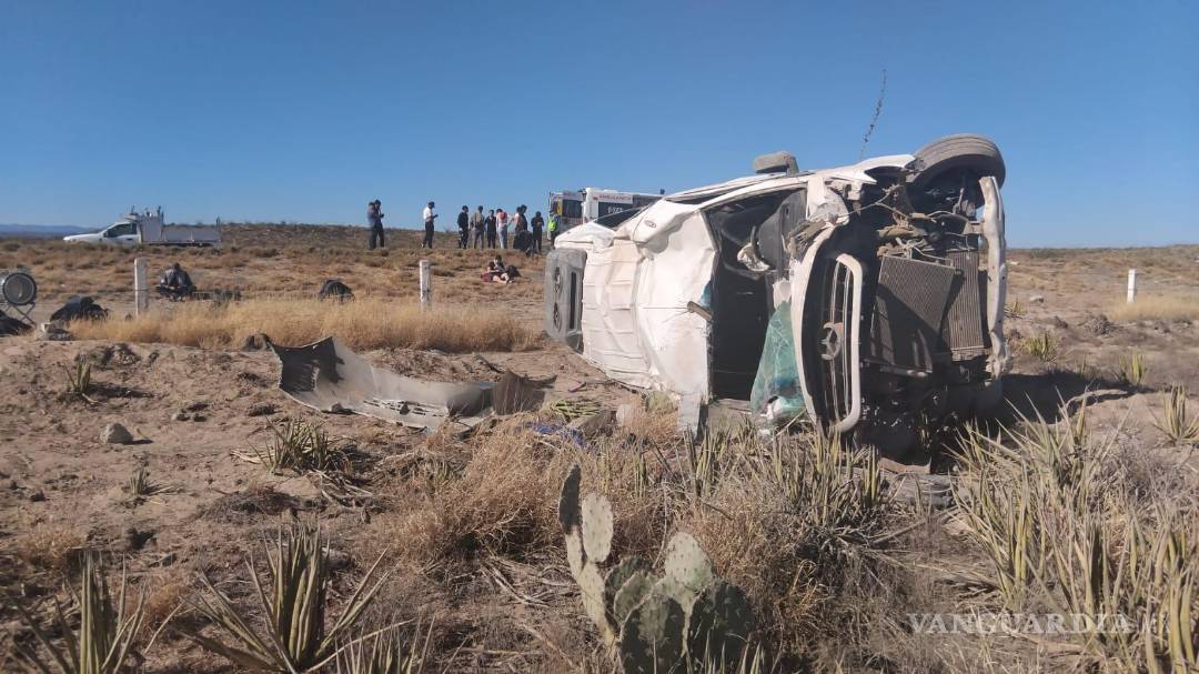 $!El camión que transportaba a los trabajadores de la música terminó volcado tras un accidente causado por una piedra en la vía.