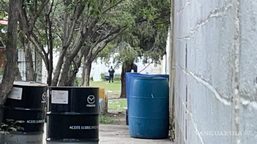 $!Agentes policiacos rodean el campo de fútbol de la Secundaria Técnica 81, donde se encontró el cuerpo del joven fallecido