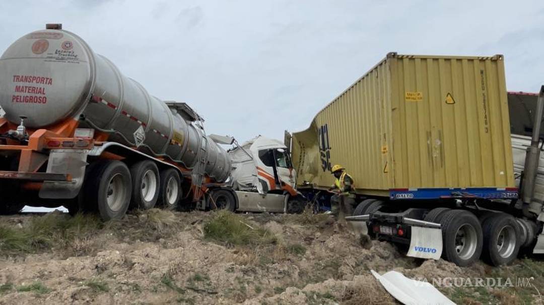 $!Bomberos realizaron labores de colocación de absorbente en el pavimento.