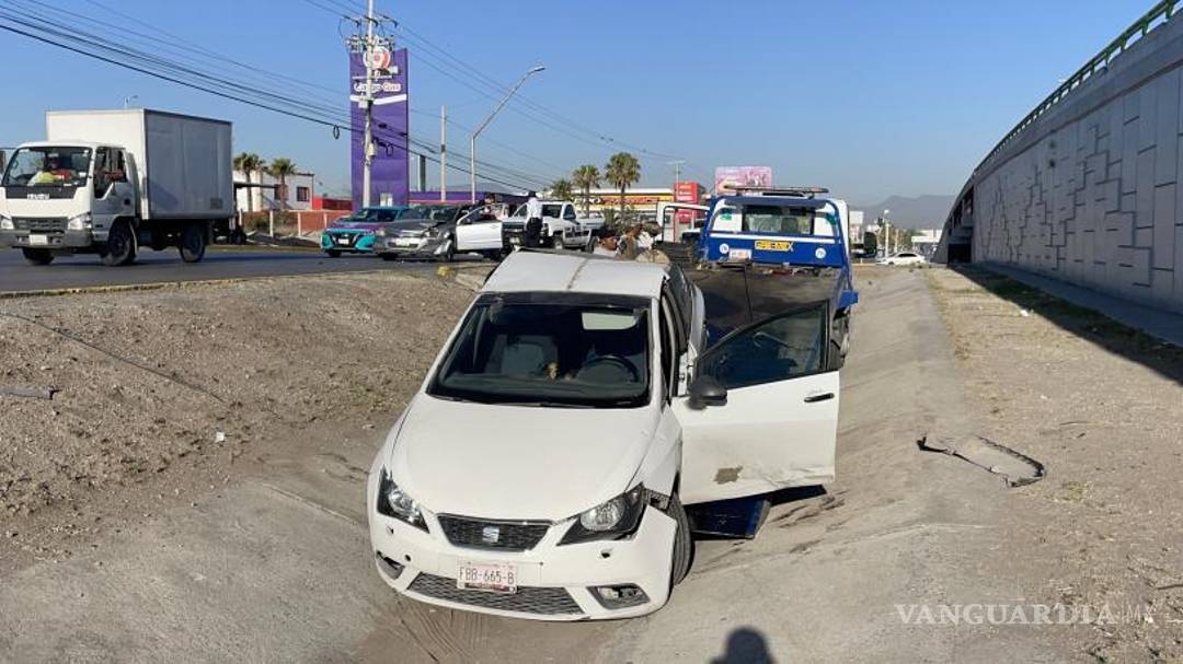 $!El auto fue sacado con grúa del arroyo pluvial.
