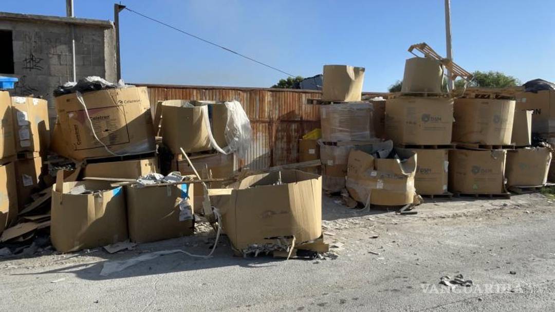 $!El exterior de la recicladora está invadido de cajas con mercancía de plástico en su interior.