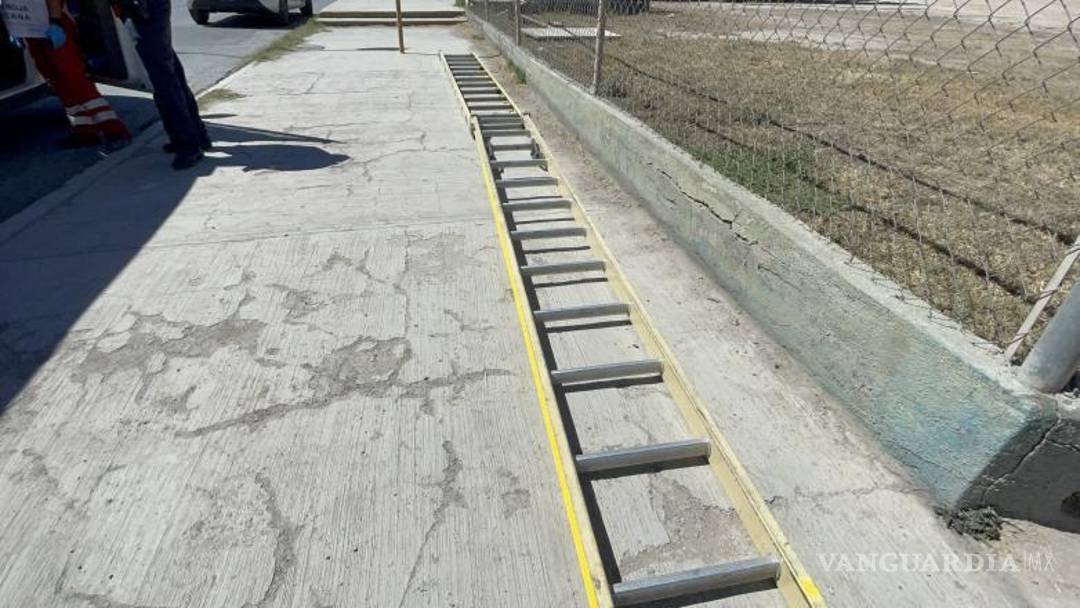 $!La escalera estaba sostenida únicamente por un cable al momento de la caída.