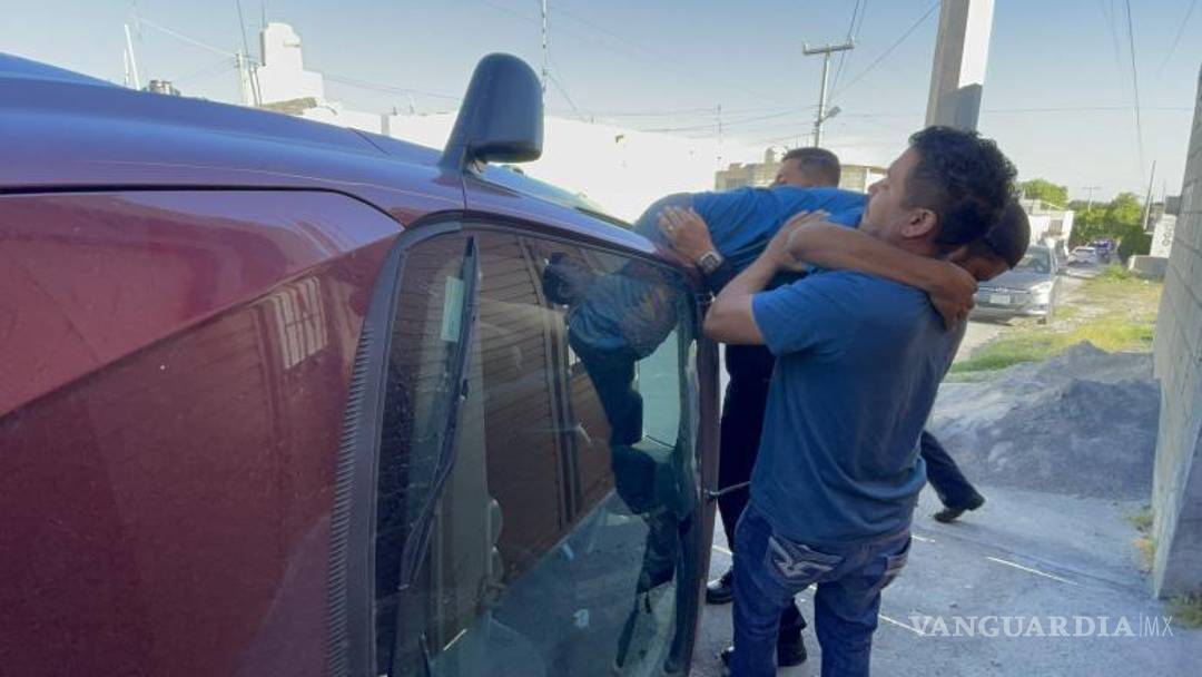 $!Los ocupantes fueron ayudados para salir del auto.