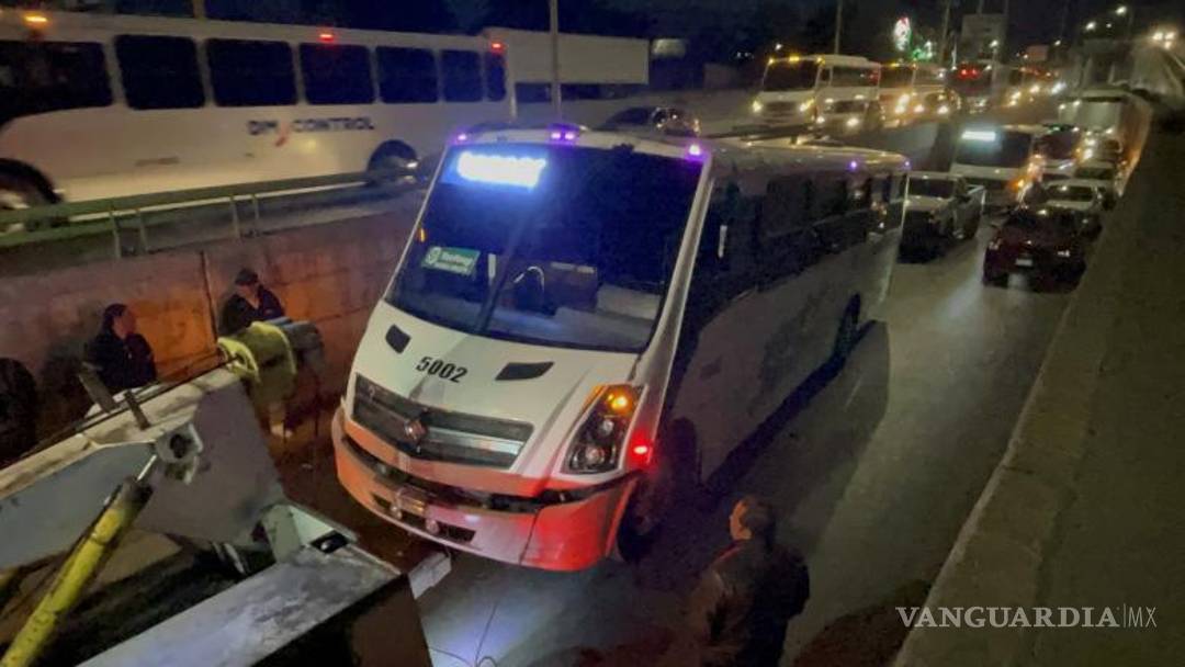 $!Grúa libera vialidad luego que camión de Settepi provocara caos matutino.