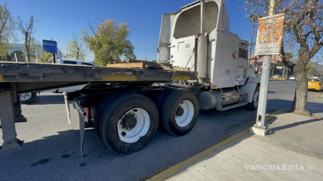 $!El tráiler involucrado presentó afectaciones en la plataforma tras el percance.