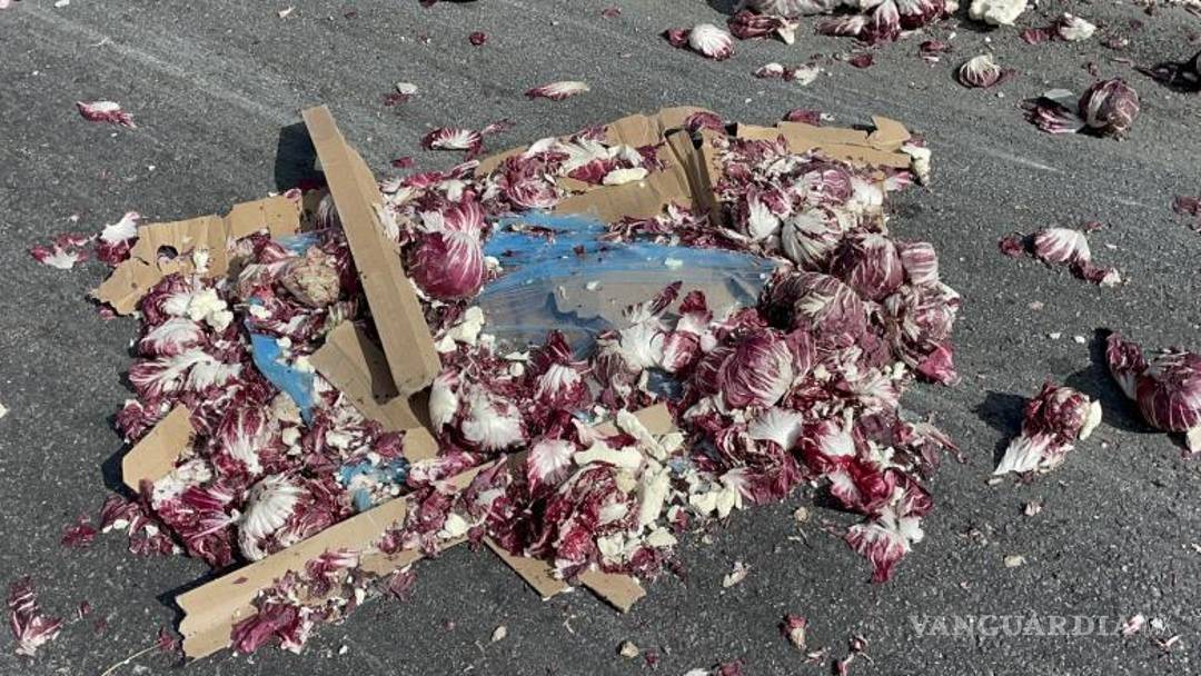 $!El tráiler volcó tras impactarse contra los muros de contención, invadiendo los carriles contrarios y cerrando la circulación en ambos sentidos.