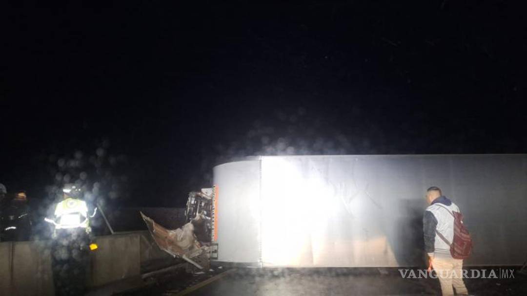 $!Elementos de la Guardia Nacional acudieron para tomar conocimiento del accidente y coordinar el cierre vial.