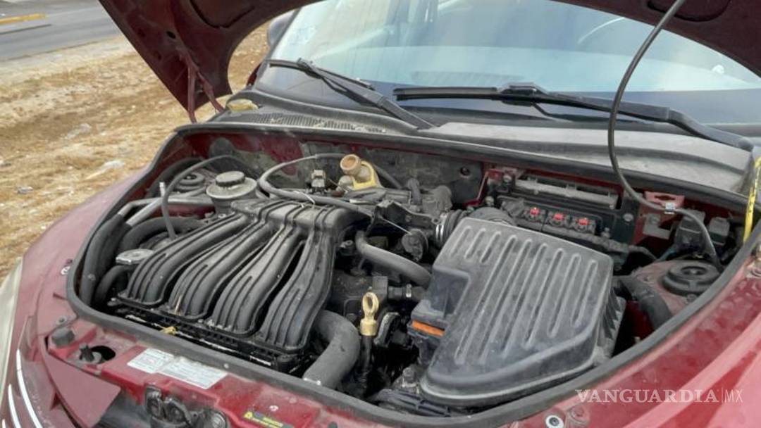 $!El conductor abrió el cofre al detectar humo mientras circulaba por el bulevar Fundadores.