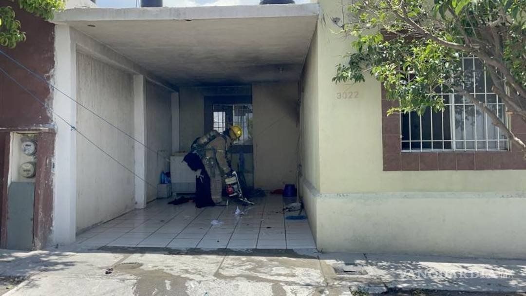 $!Elementos de Bomberos acudieron al lugar y ventilaron el área para evitar un nuevo flamazo.