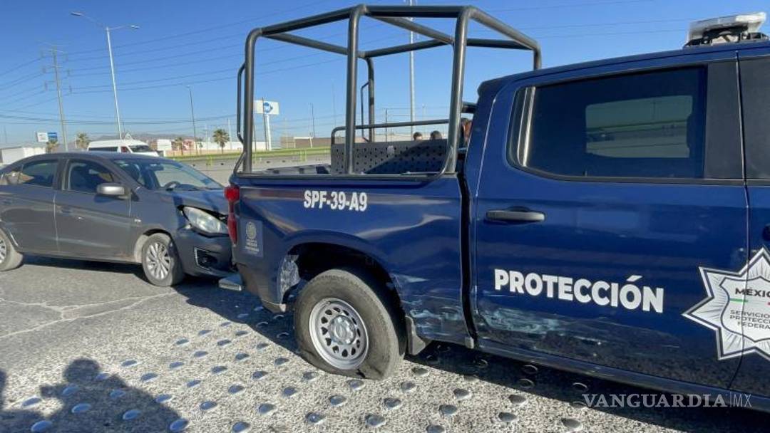 $!El conductor del Dodge Attitude y el de la unidad federal alegaron tener el derecho de paso.