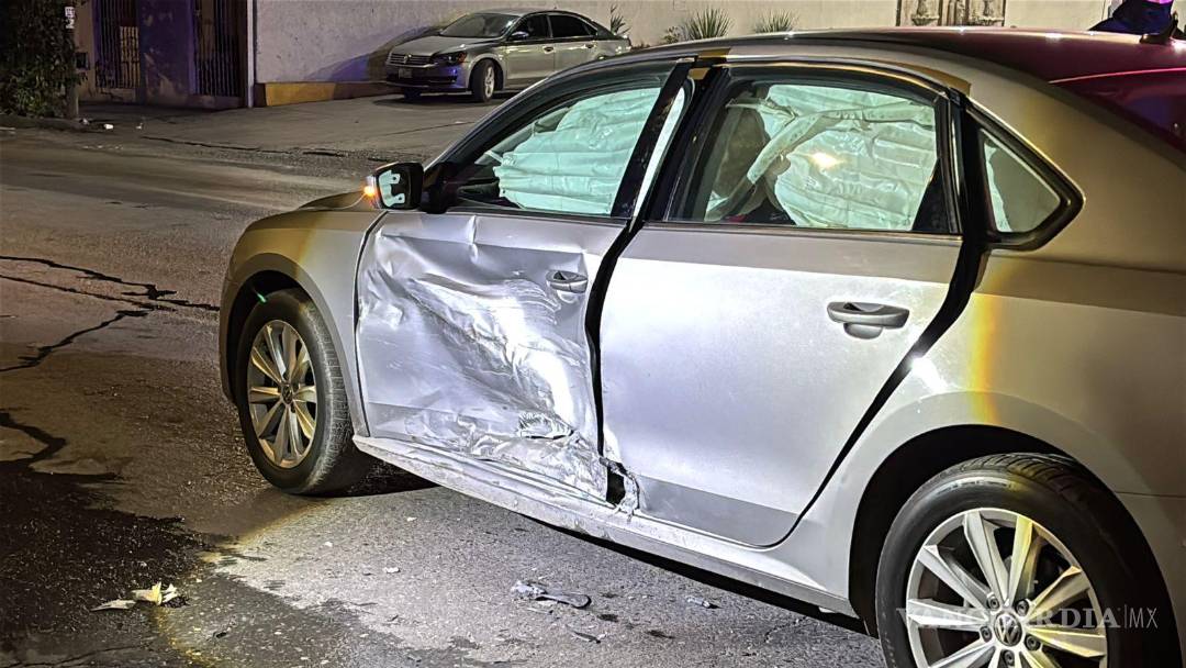 $!El vehículo Volkswagen presentó afectaciones en el costado izquierdo tras el choque registrado en el Centro de la ciudad.