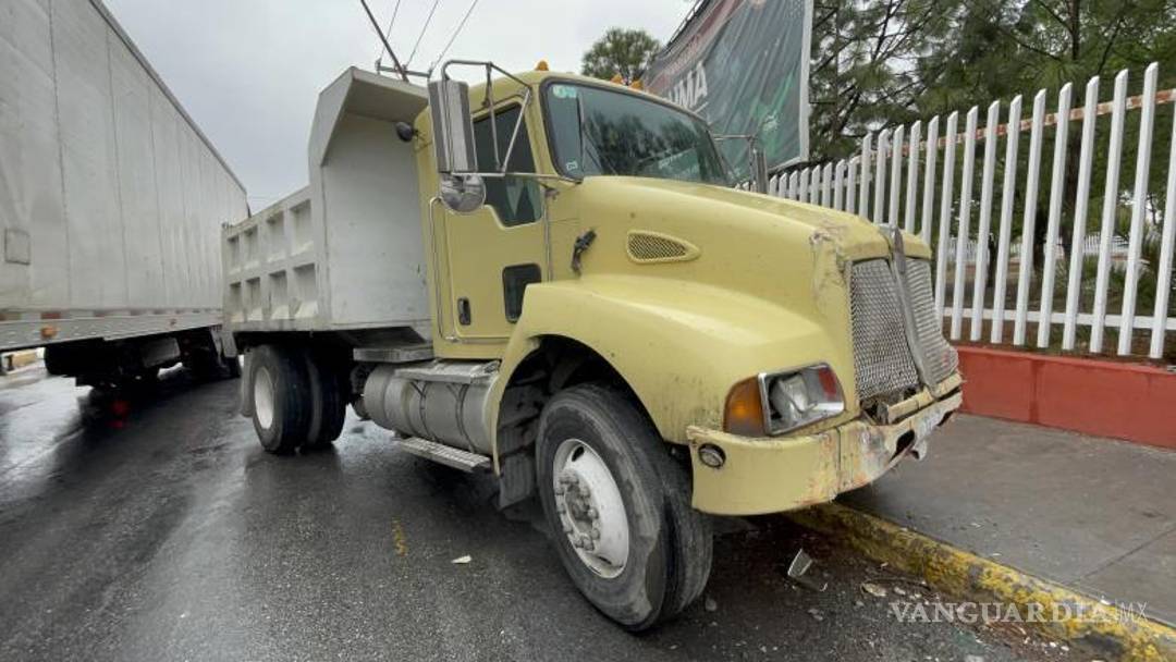 $!Aunque no hubo lesionados, el accidente generó temor entre estudiantes y personal; el barandal metálico también resultó afectado.