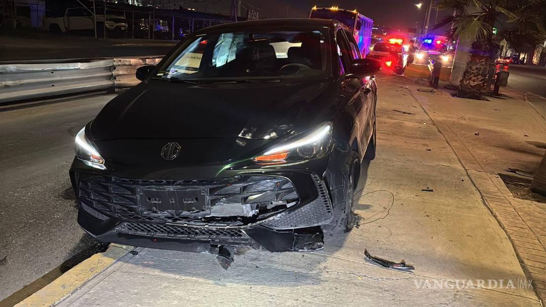 $!El conductor perdió el control al tomar la curva hacia el periférico Luis Echeverría.