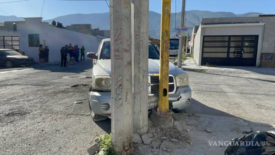 $!La camioneta chocó contra dos postes al intentar evitar colisión.