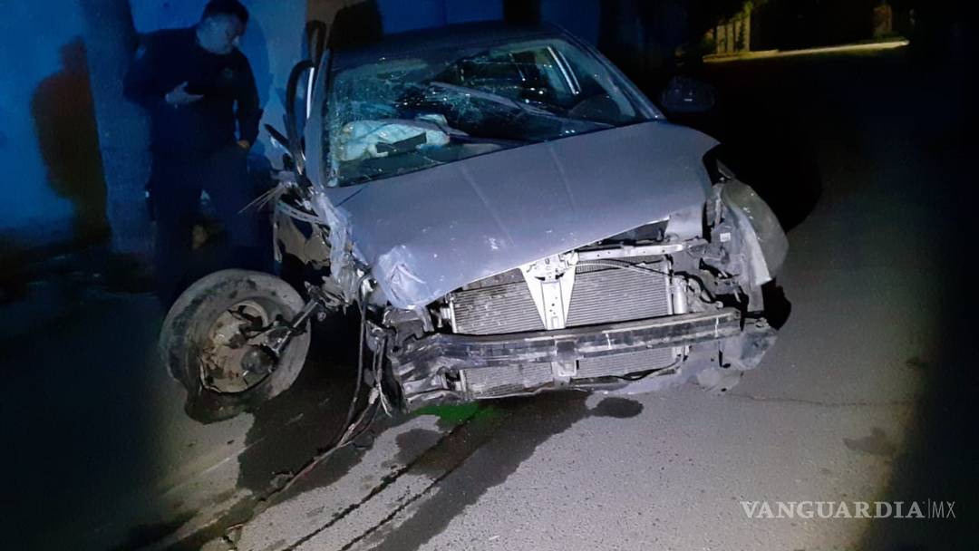 $!Estrella su vehículo; huye para evitar detención