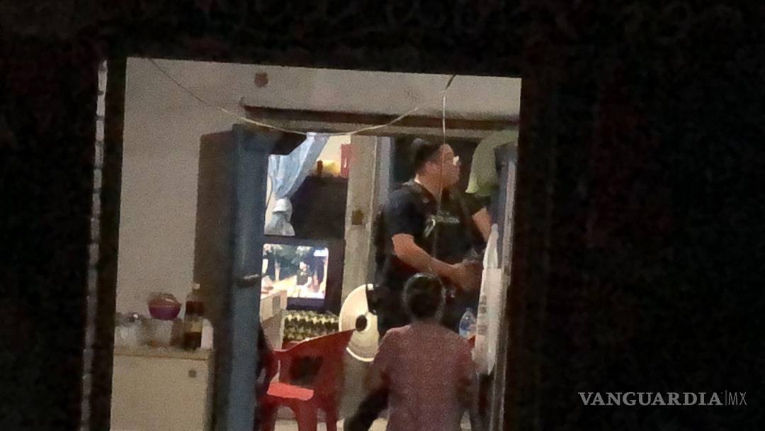 $!Policías investigan en los domicilios cercanos.