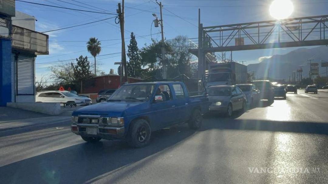 $!Una vez que el tráiler encendió, los agentes coordinaron su movimiento para orillarlo y restablecer la circulación.