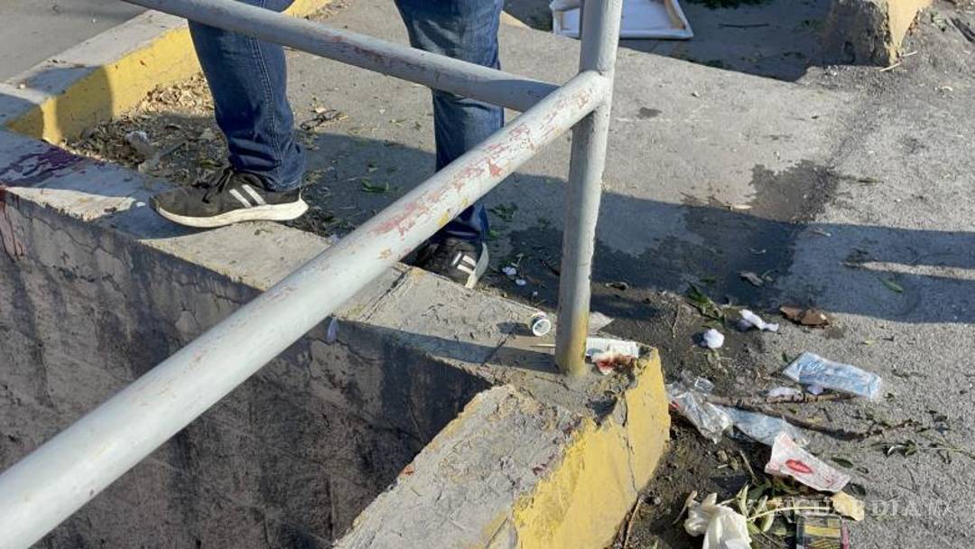 $!El barandal metálico quedó arrancado tras el paso del remolque que se desprendió del Jeep Wrangler.