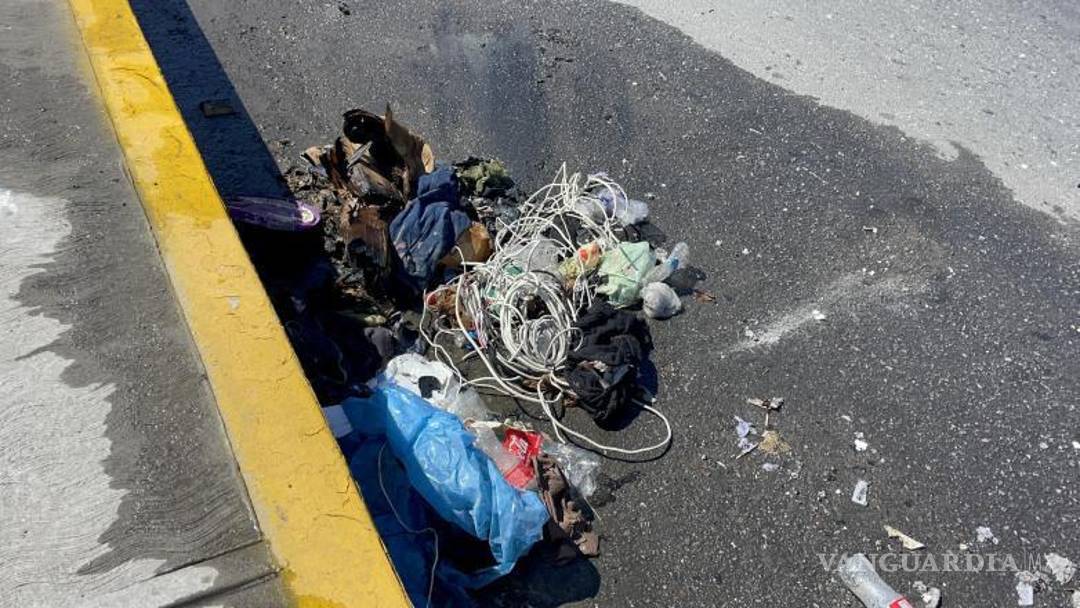 $!Trabajadores municipales colaboraron para evitar que los desechos se dispersaran sobre la vialidad.