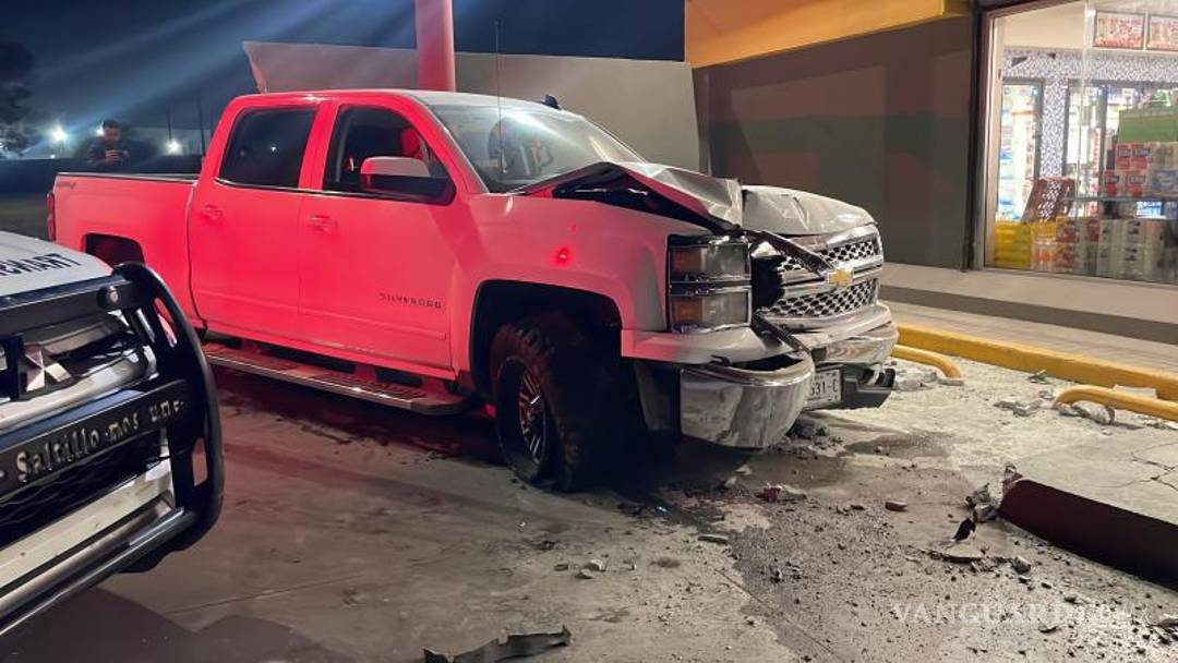 $!La camioneta Chevrolet quedó destrozada luego de invadir el carril contrario y colisionar contra la estructura.