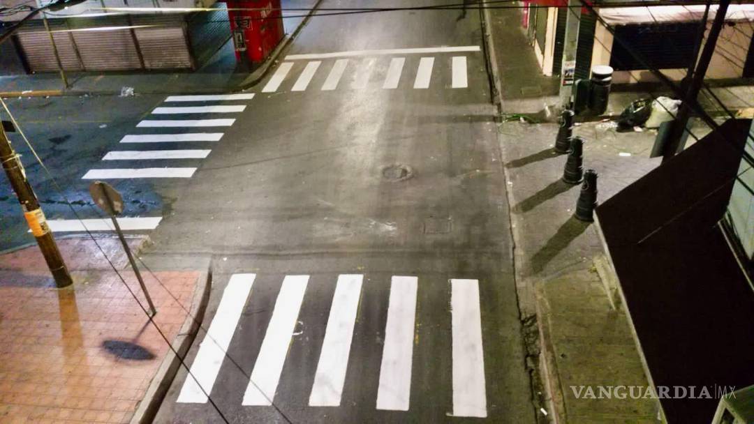 $!Vialidades. Personal de la Comisaría de Seguridad es el encargado de delimitar las áreas peatonales (crucero de Manuel Acuña y Narciso Mendoza).