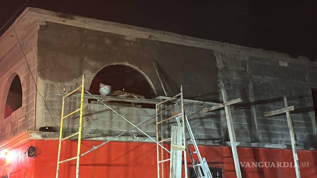 $!El trabajador de la construcción resultó lesionado tras caer de un andamio mientras realizaba labores en la colonia Tierra y Libertad.