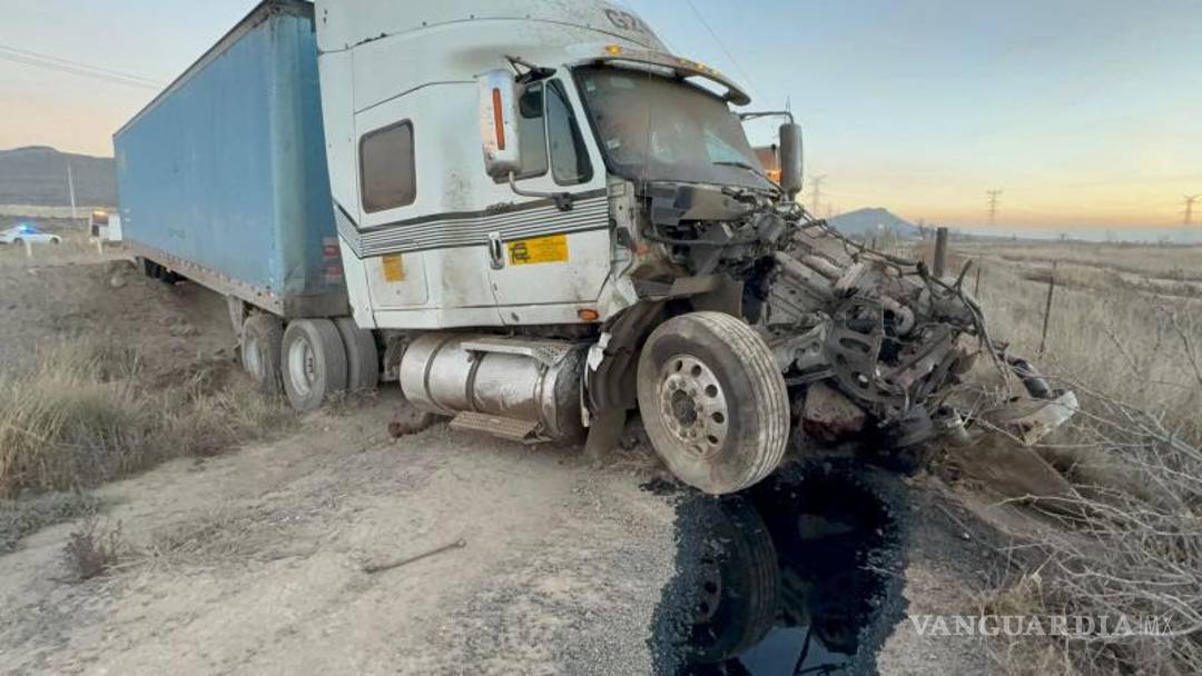 $!El tráiler involucrado presentó daños severos en la parte frontal luego del impacto.